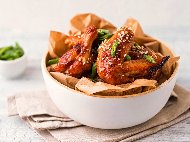 Рецепта Азиатски лепкави пилешки крилца със сусам на фурна